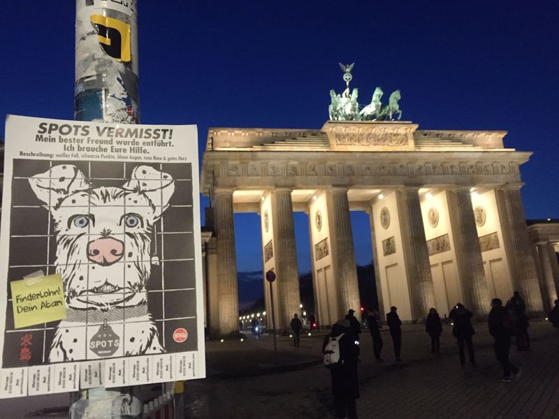 Guerilla & Flyer: „Spots vermisst“ – Brandenburger Tor – Berlin